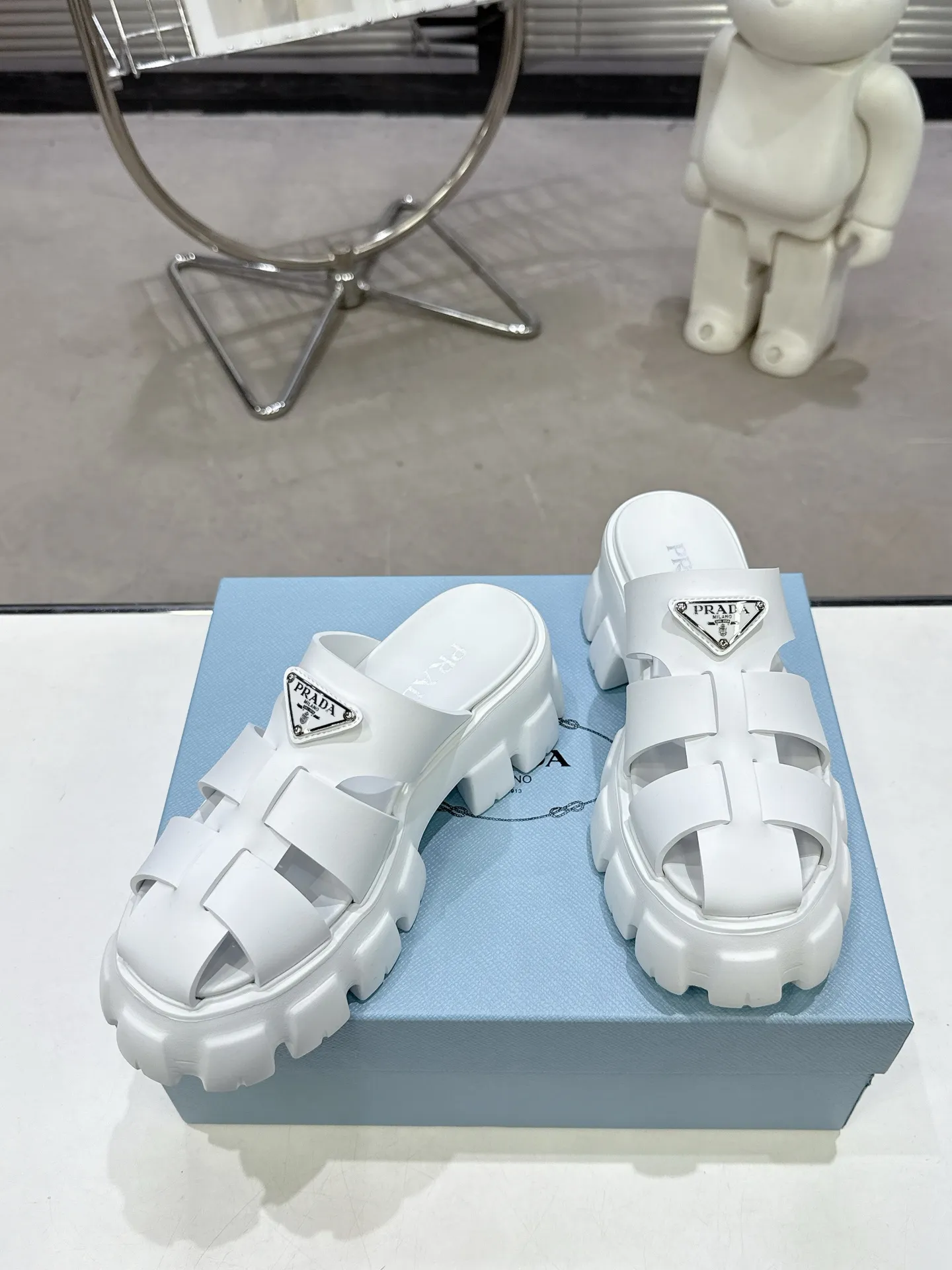 👟👟Ex-factory price 460👟👟 2025 exclusive version super hot🎊🎊🎊prada Prada triangular buckle sawtooth Roman thick-soled rubber foam ultra-light sandals are retro, fashionable and avant-garde, the upper perfectly restores the original craftsmanship, making the whole pair of shoes light and comfortable, full of holiday feel, bright colors💐💐💐💐 A variety of choices to satisfy fashionable people of different styles! The iconic metal triangle logo is paired with the shape of ancient beach sandals. Every design element is fashionable! Code number 35-40​
